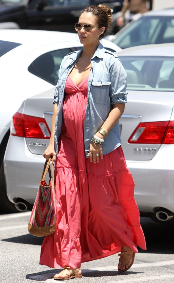 Jessica Alba éblouit encore avec son look de femme enceinte. Elle arbore une ravissante longue robe rose hyper tendance. Son style bobo chic séduit à tous les coups ! Los Angeles, 26 juin 2011