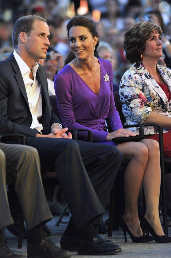 Le prince William et la duchesse Catherine de Cambridge, ravissante dans une robe violette, lors de l'Evening Show, à Ottawa, Canada, le 1er juillet 2011