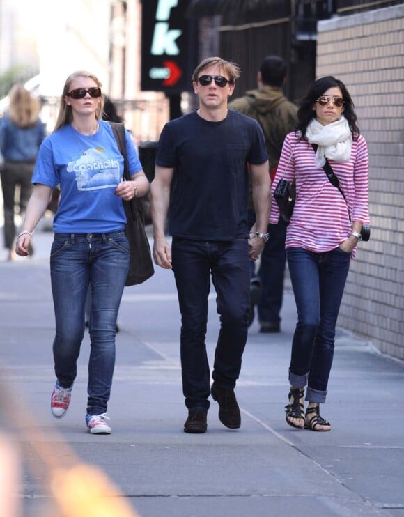 Daniel Craig et Satsuki Mitchell, son ancienne fiancée, et sa fille Ella, à New York, le 4 avril 2010.