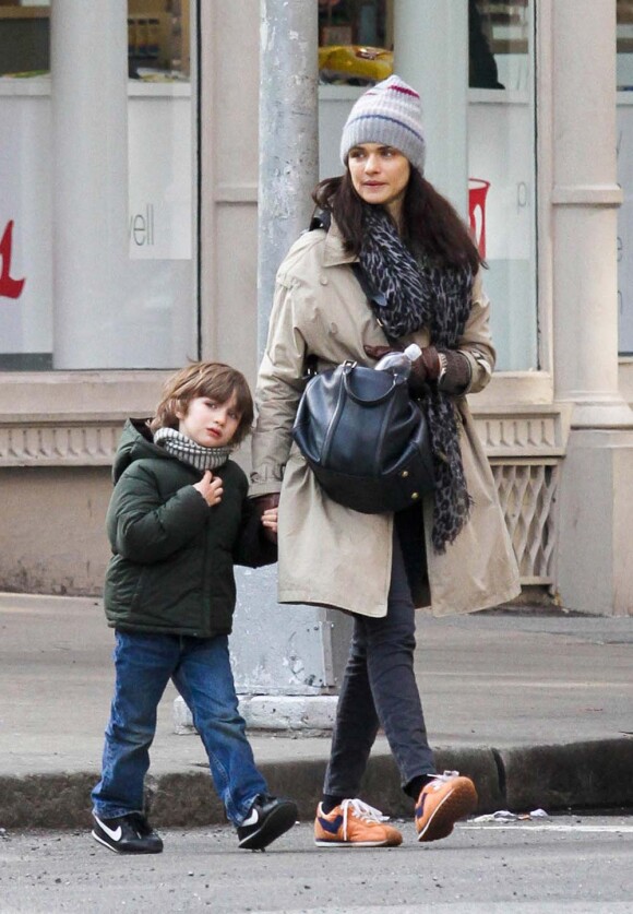 Rachel Weisz et son fils Henry, à New York, le 12 mars 2011.