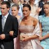 Stéphanie de Monaco, au bras de son fils, Louis Ducruet et suivie de ses filles, Pauline Ducruet et Camille Gottlieb lors de la cérémonie religieuse  du mariage du prince Albert et de Charlene Wittstock, à Monaco, le 2  juillet 2011
