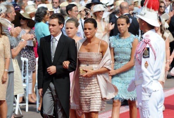 Stéphanie de Monaco, au bras de son fils, Louis Ducruet et suivie de ses  filles, Pauline Ducruet et Camille Gottlieb lors de la cérémonie  religieuse  du mariage du prince Albert et de Charlene Wittstock, à  Monaco, le 2  juillet 2011