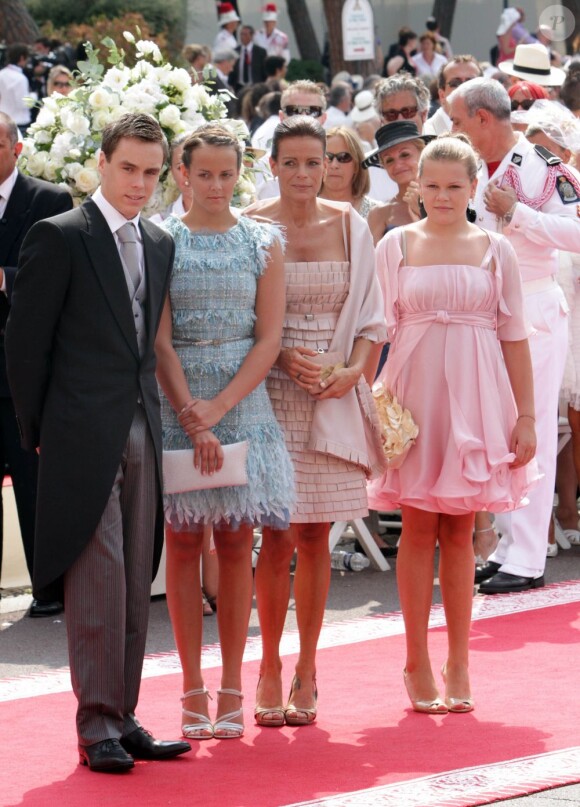 Stéphanie de Monaco, entourée de ses enfants, Louis et Pauline Ducruet et Camille Gottlieb lors de la cérémonie   religieuse  du mariage du prince Albert et de Charlene Wittstock, à   Monaco, le 2  juillet 2011