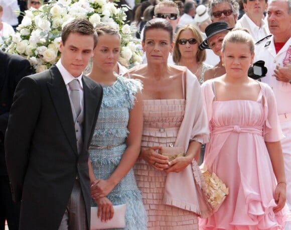 Stéphanie de Monaco, entourée de ses enfants, Louis et Pauline Ducruet et Camille Gottlieb lors de la cérémonie   religieuse  du mariage du prince Albert et de Charlene Wittstock, à   Monaco, le 2  juillet 2011
