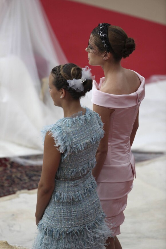 Pauline Ducruet et Charlotte Casiraghi lors de la cérémonie   religieuse  du mariage du prince Albert et de Charlene Wittstock, à   Monaco, le 2  juillet 2011