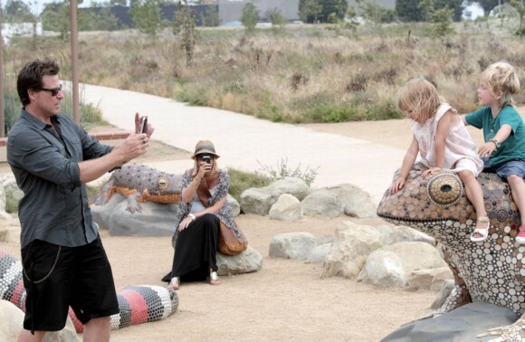 Tori Spelling, enceinte de son troisième enfant et son mari Dean McDermott ont emmené leurs enfants Liam et Stella au parc à Los Angeles, le 3 juillet 2011. 