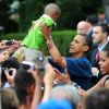 Barack Obama :  bain de foule mérité dans les jardins de la Maison Blanche. Le 4 juillet 2011 pour la fête d'indépendance des Etats-Unis