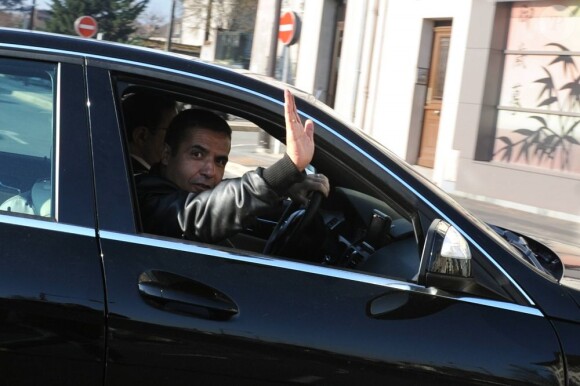 Cheb Mami quittant la prison de Melun, le 23 mars 2011.