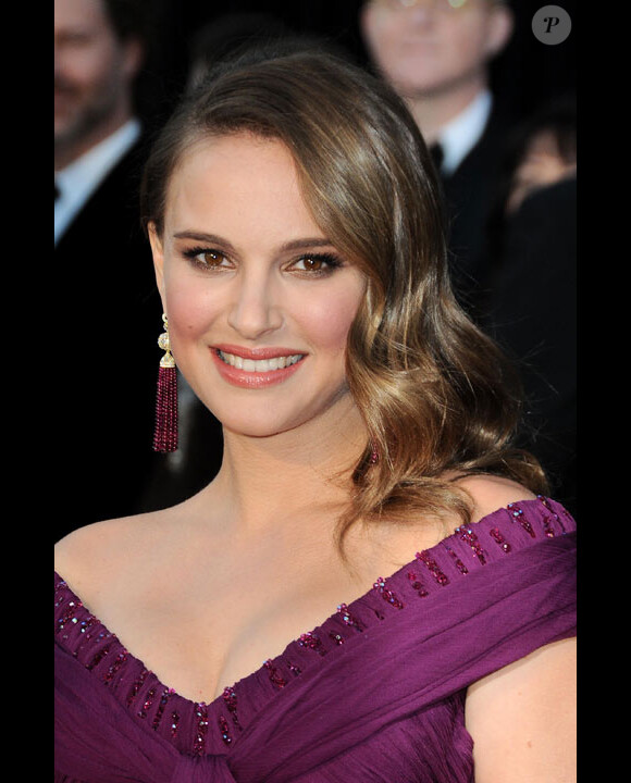 Natalie Portman pose durant les Oscars 2011 en février 2011