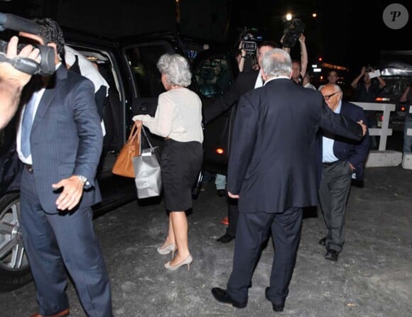 Dominique Strauss-Kahn à la sortie du très chic restaurant italien où ils sont allés dîner vendredi soir, 2 juillet, avec deux amis. New York. Il était libéré un peu plus tôt dans la journée.