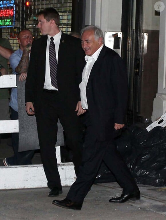 Dominique Strauss-Kahn à la sortie du très chic restaurant italien où ils est allé dîner vendredi soir, 2 juillet, à New York.