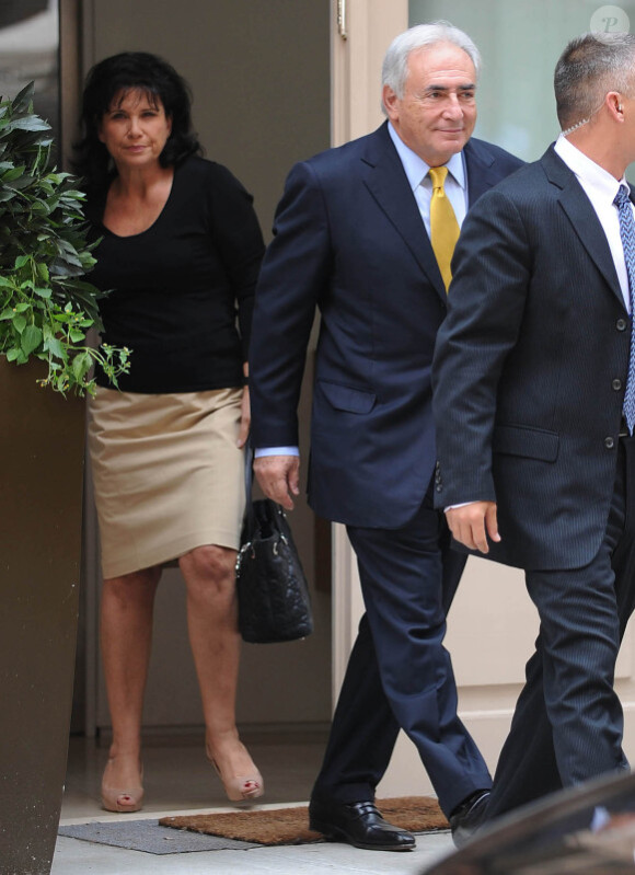 Dominique Strauss-Kahn se rend à une rénion avec ses avocats, à New York, le 6 juillet 2011. Anne Sinclair l'accompagne comme toujours.
