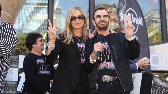 Ringo Starr fête ses 71 ans aux côtés de sa belle Barbara Bach et de ses fans
