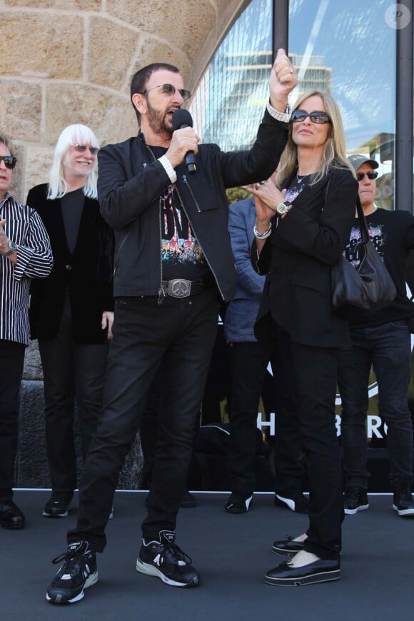 Ringo Starr fête son 71e anniversaire avec sa femme Barbara Bach et ses fans à Hambourg, le 7 juillet 2011.