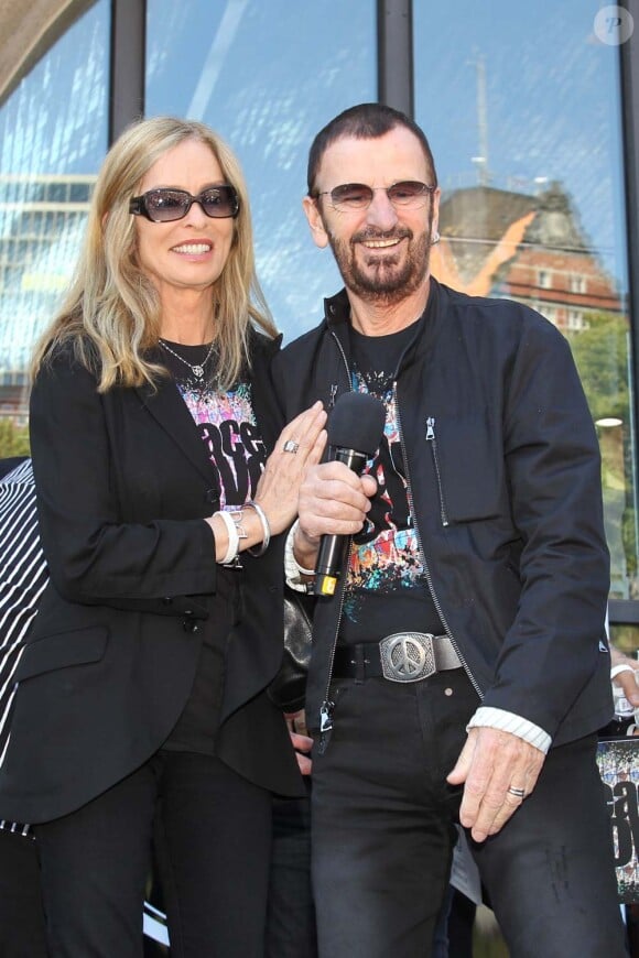 Ringo Starr fête son 71e anniversaire avec sa femme Barbara Bach et ses fans à Hambourg, le 7 juillet 2011.