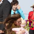  La rencontre avec Diamond Marshall, une fillette de 6 ans atteinte d'un cancer qui s'est jetée dans ses bras sur le tarmac de l'aroport de Calgary, a été un moment intense pour Kate Middleton. 
 William et Kate, Royal Tour au Canada, jour 8 (jeudi 7 juillet 2011). Pour l'avant-dernier jour de leur visite officielle, le prince William et son épouse la duchesse Catherine de Cambridge ont rallié Calgary, leur dernière étape au Canada avant un déplacement de trois jours à Los Angeles. 