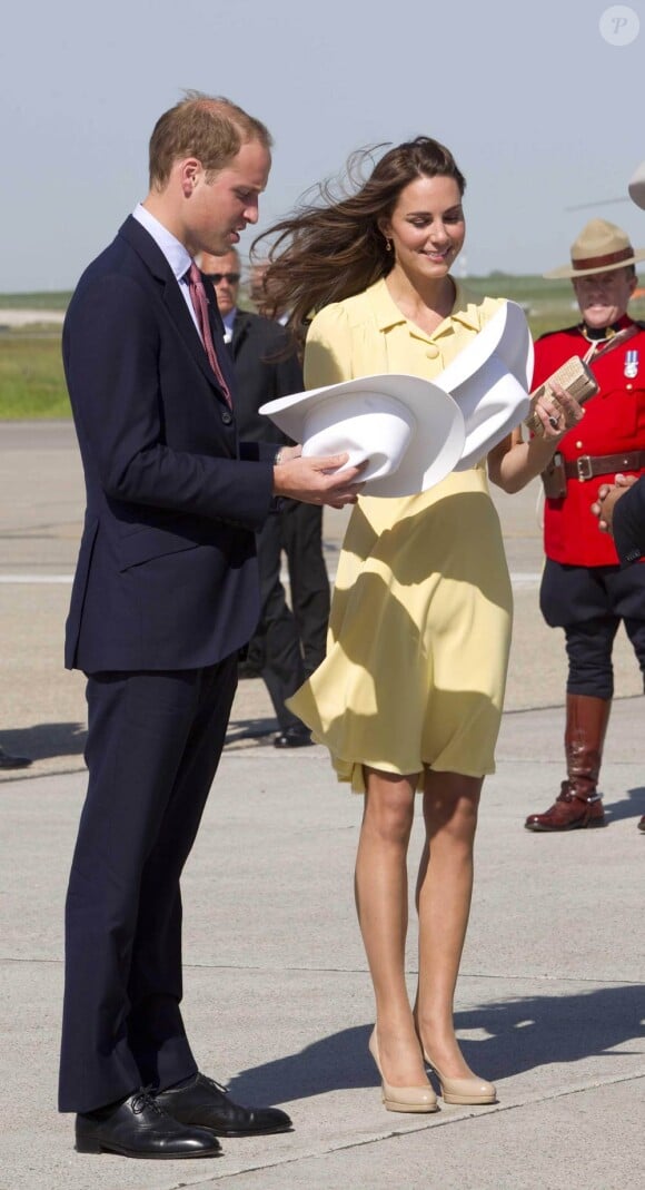 La cérémonie de bienvenue de remise des chapeaux blancs, sur le tarmac de l'aéroport de Calgary.
William et Kate, Royal Tour au Canada, jour 8 (jeudi 7 juillet 2011). Pour l'avant-dernier jour de leur visite officielle, le prince William et son épouse la duchesse Catherine de Cambridge ont rallié Calgary, leur dernière étape au Canada avant un déplacement de trois jours à Los Angeles.
