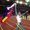 Cathy Freeman le 24 février 2000. Après avoir gagné le 400m, elle a célébré sa victoire avec les drapeaux australien et aborigène