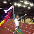 Cathy Freeman le 24 février 2000. Après avoir gagné le 400m, elle a célébré sa victoire avec les drapeaux australien et aborigène 