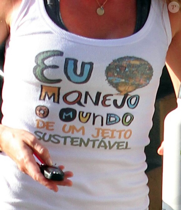 Sur le tee-shirt de Gisele Bündchen est inscrit la phrase : Je traite le monde de manière durable ! Los Angeles, 8 juillet 2011