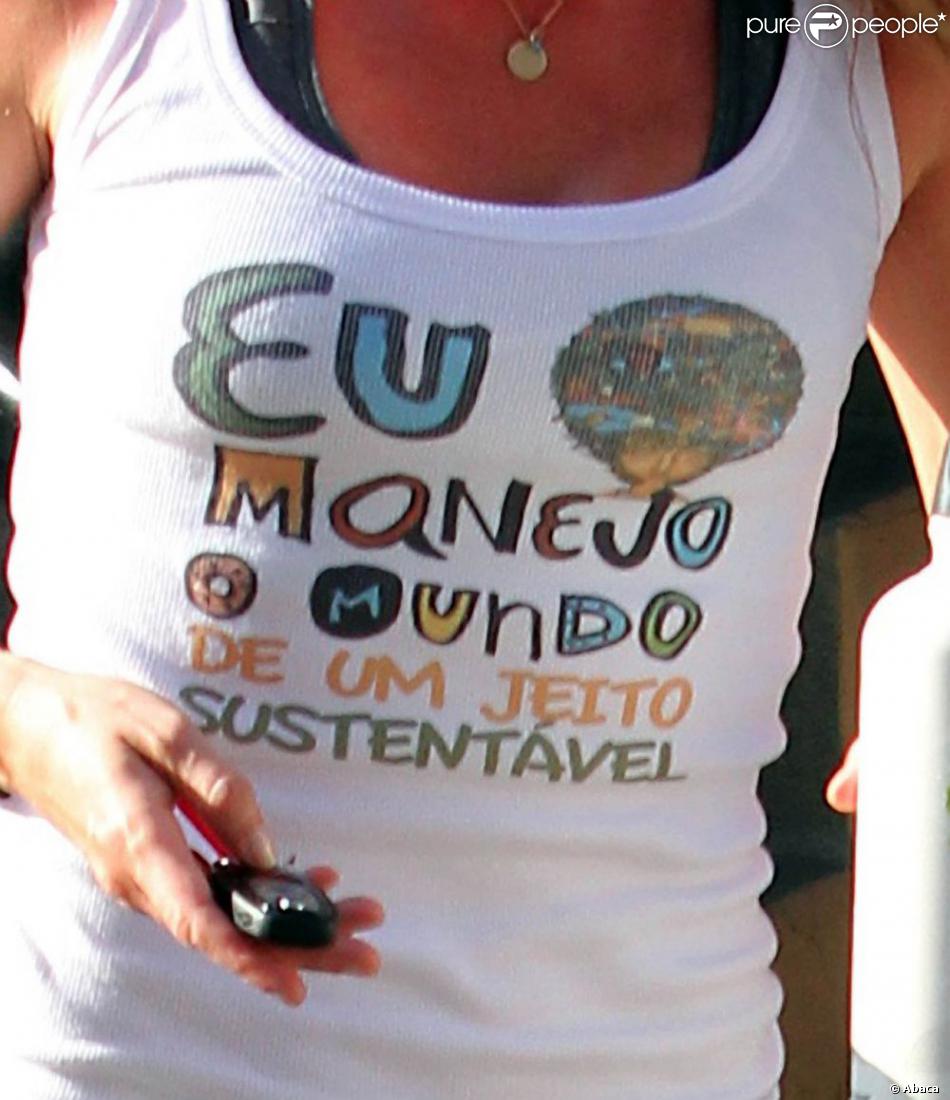 Sur le tee-shirt de Gisele Bündchen est inscrit la phrase : Je traite le monde de manière durable ! Los Angeles, 8 juillet 2011