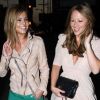 A peine arrivée à Los Angeles, Cheryl Cole sort au restaurant avec sa copine Kimberley Walsh, le 8 juillet 2011