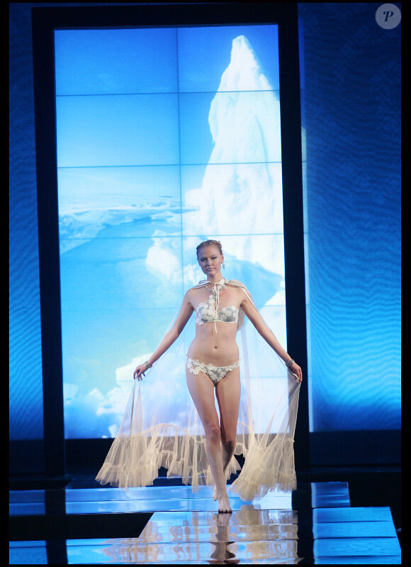Les mannequins sexy en sous-vêtements ont réchauffé l'atmosphère lors de l'ouverture du Salon Mode City le 9 juillet à Paris.