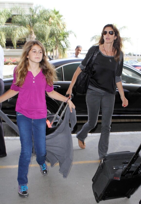Cindy Crawford avec sa fille Kaia à l'aéroport de Los Angeles. Les deux sosies prennent l'avion pour New York. 10 juillet 2011
