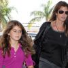 Cindy Crawford avec sa fille Kaia à l'aéroport de Los Angeles. Les deux sosies prennent l'avion pour New York. 10 juillet 2011