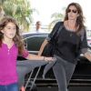Cindy Crawford avec sa fille Kaia à l'aéroport de Los Angeles. Les deux sosies prennent l'avion pour New York. 10 juillet 2011