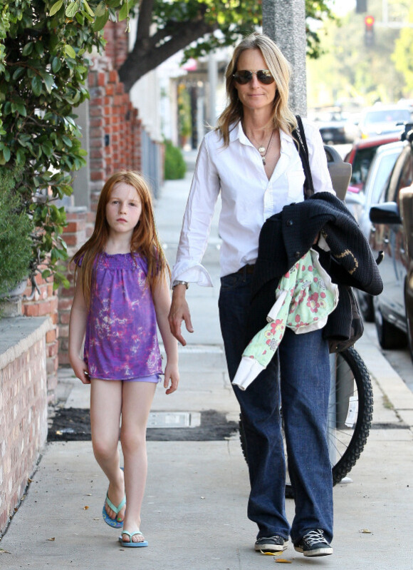 Helen Hunt va déjeuner avec sa fille Makena Lei dans un restaurant de Los Angeles, le 9 juillet 2011