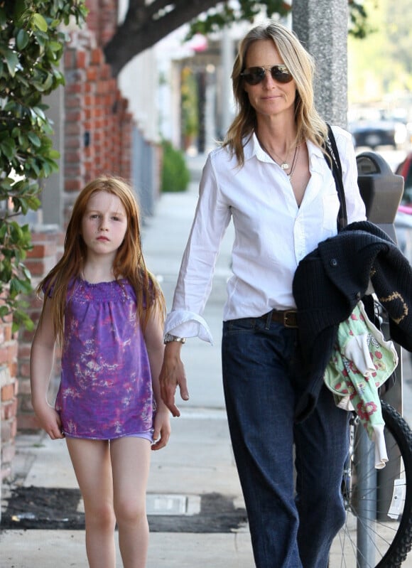 Helen Hunt va déjeuner avec sa fille Makena Lei dans un restaurant de Los Angeles, le 9 juillet 2011