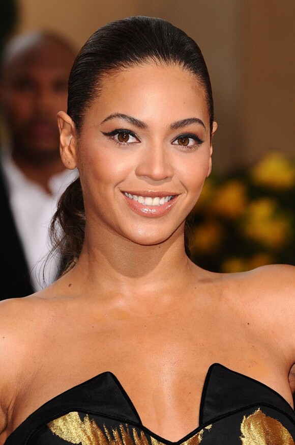 La chanteuse Beyoncé Knowles est de celles sur qui la couleur des cheveux n'a aucun effet. La voici en brun lors des Academy Awards. Los Angeles, le 22 février 2009.