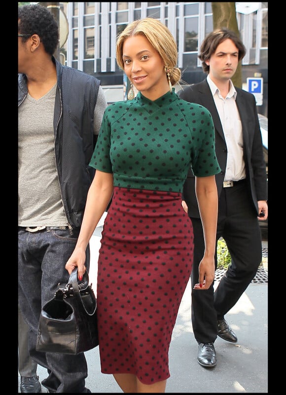 La super star Beyoncé arbore une robe Marc Jacobs et une chevelure blonde dorée lors de son voyage à Paris avec son mari Jay-Z. Paris, le 23 avril 2011.