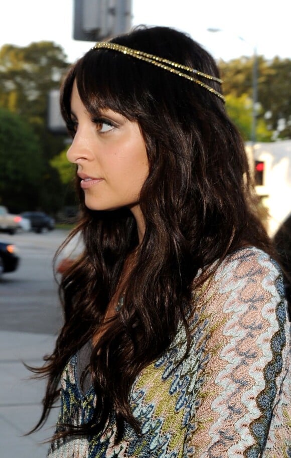 Nicole Richie est radieuse en brune dans les rues de Beverly Hills. 6 Mai 2010.