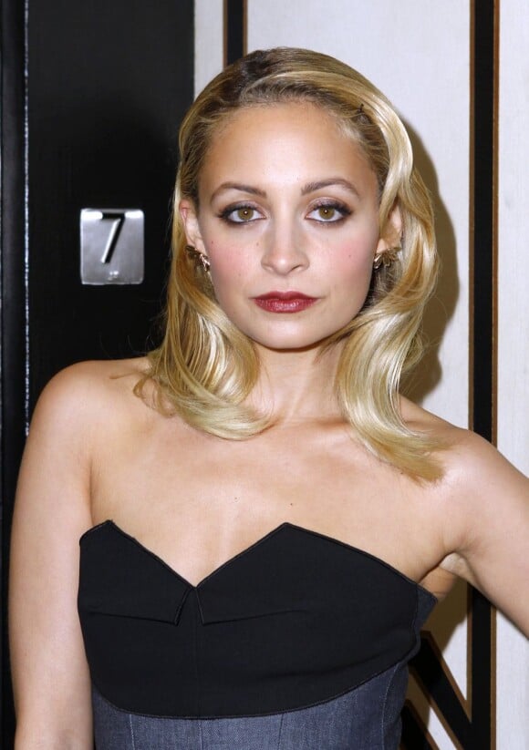 Pour Nicole Richie, son coeur balance entre le blond et le brun. La voici en blonde lors d'une soirée organisée par le magasin new yorkais Bergdorf Goodman. New York, le 9 février 2011.
