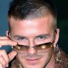 David Beckham lancait en 2001 sa collection de lunettes en collaboration avec Police. Londres, le 7 février 2002.