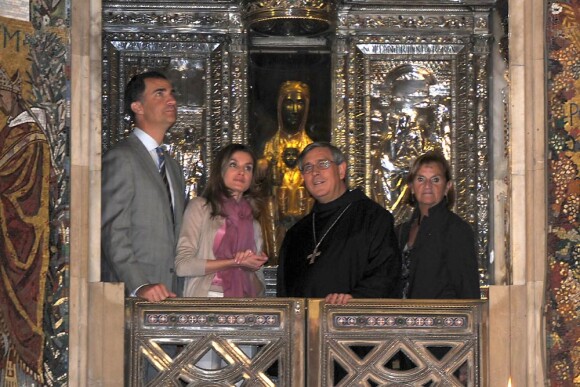 Letizia d'Espagne et Felipe visitent les trésors du Montserrat, massif montagneux situé à quelques kilomètres de Barcelone, en Espagne. Ils posent avec la Vierge Noire. Le 14 juillet 2011.