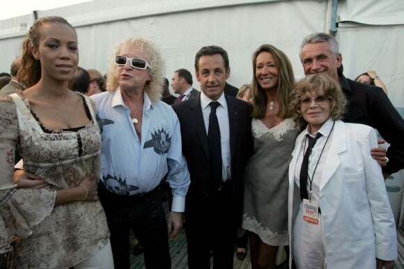 Danyellah et Michel Polnareff, entourés de Nicole et Gilbert Coullier ainsi que de Nicolas Sarkozy, le 14 juillet 2007.