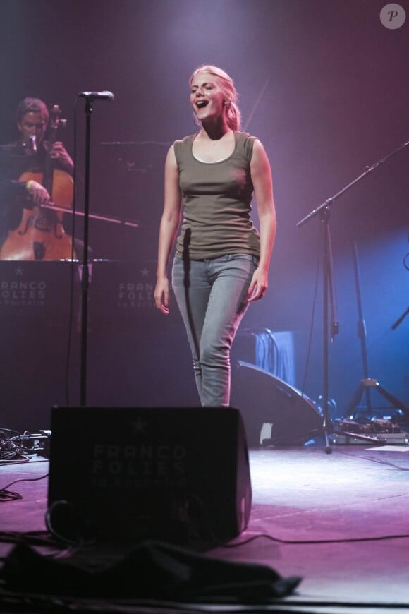 Mélanie Laurent s'éclate sur la scène des Francofolies, à La Rochelle, le 15 juillet 2011.