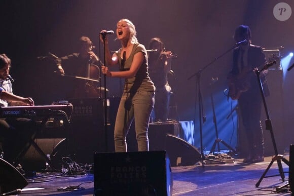 Mélanie Laurent se produit aux Francofolies, à La Rochelle, le 15 juillet 2011.