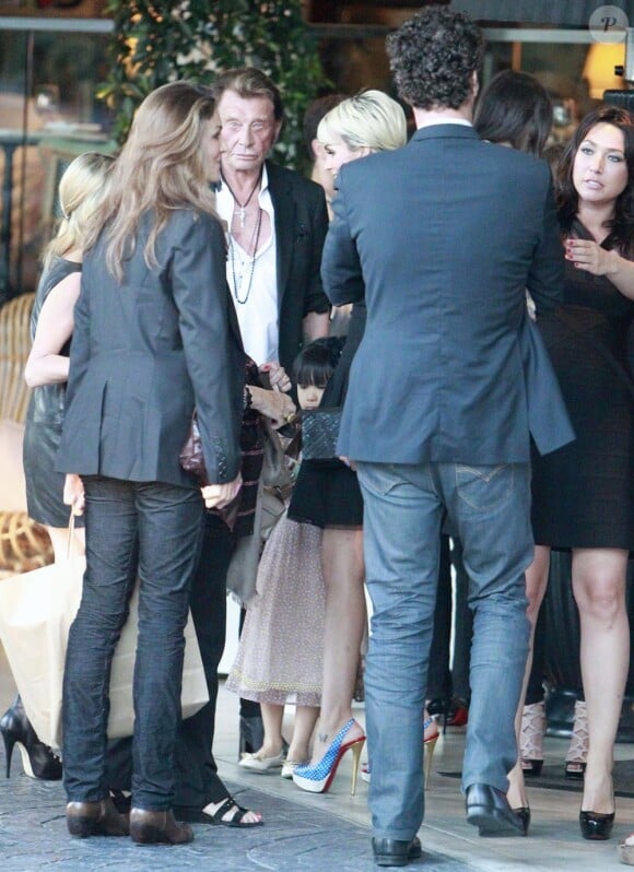 Johnny Hallyday et Laura, Laeticia et leurs filles pour l'anniversaire du Taulier à LA le 15 juin 2011.