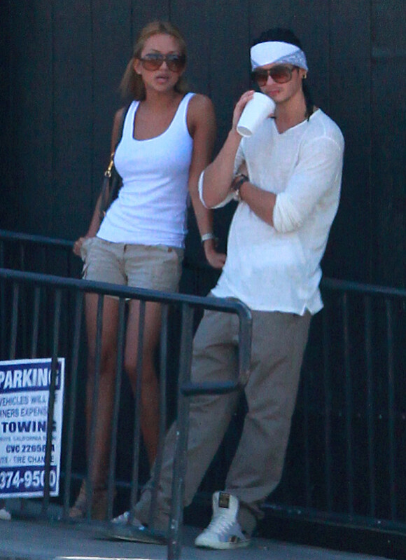 Tom Kaulitz et sa petite amie se promènent à Los Angeles, mercredi 6 juillet 2011.