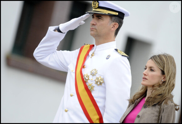 Letizia et Felipe d'Espagne arrivent encore une fois à rendre agréable une cérémonie militaire ! Pontevedra, le 16 juillet 2011