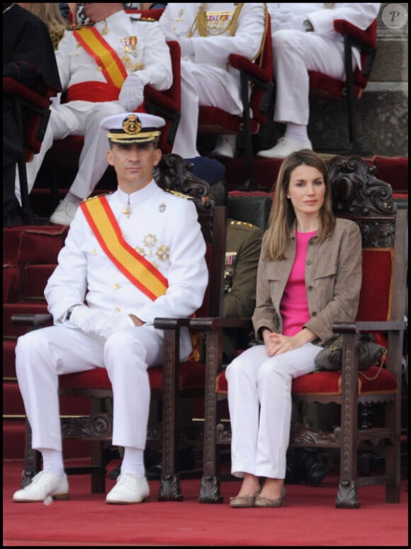 Letizia et Felipe d'Espagne sur leur trône lors de la cérémonie de remise des titres de la Marine à Pontevedra, le 16 juillet 2011