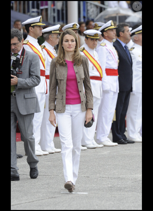 Glamour à souhait, Letizia d'Espagne multiplie les apparitions avec son prince Felipe. Pontevedra, le 16 juillet 2011