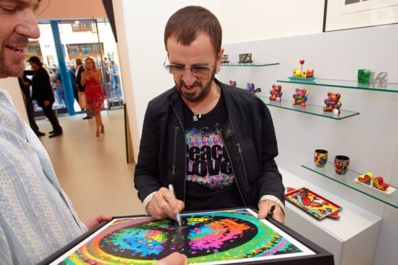 Ringo Starr a dédicacé quelques-unes de ses oeuvres lors de l'ouverture de l'exposition The art of Ringo Starr, le 17 juillet 2011.