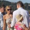 Liam Neeson en vacances à Saint-Tropez avec sa compagne Freya Saint Johnston le 20 juillet 2011 : il pose une main délicate sur elle