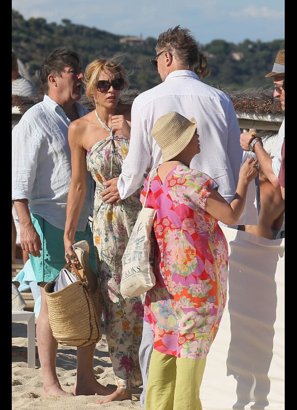 Liam Neeson en vacances à Saint-Tropez avec sa compagne Freya Saint Johnston le 20 juillet 2011 : il pose une main délicate sur elle