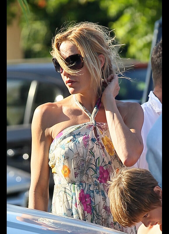 Freya St Johnston accompagne Liam Neeson en vacances à Saint-Tropez  le 20 juillet 2011